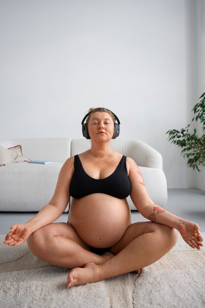 Portrait d'une femme enceinte de taille plus grande