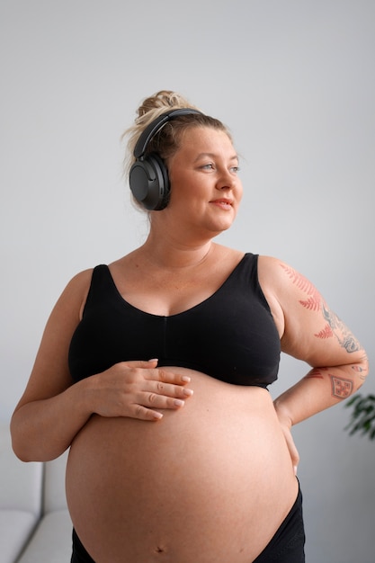 Photo gratuite portrait d'une femme enceinte de taille plus grande