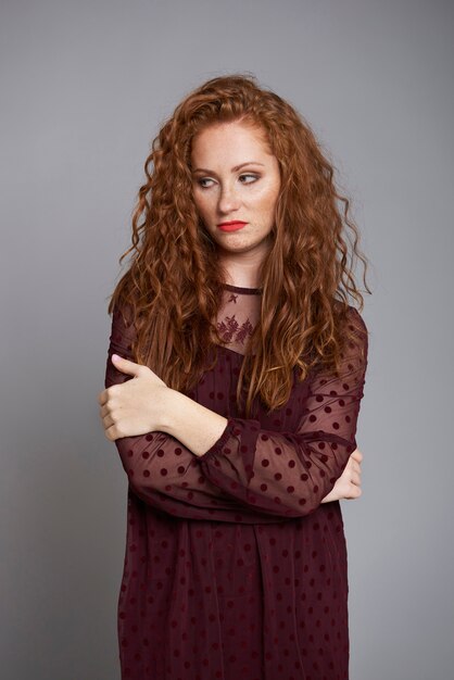 Portrait de femme ennuyée et rancunière au studio shot