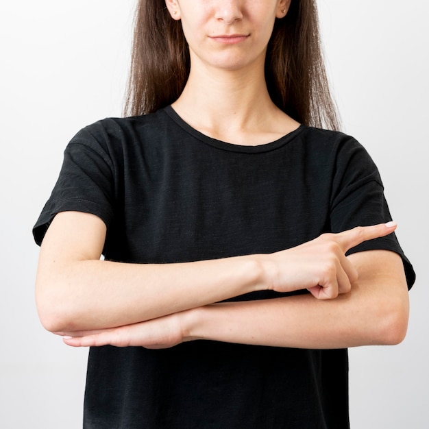 Portrait de femme enseignant la langue des signes
