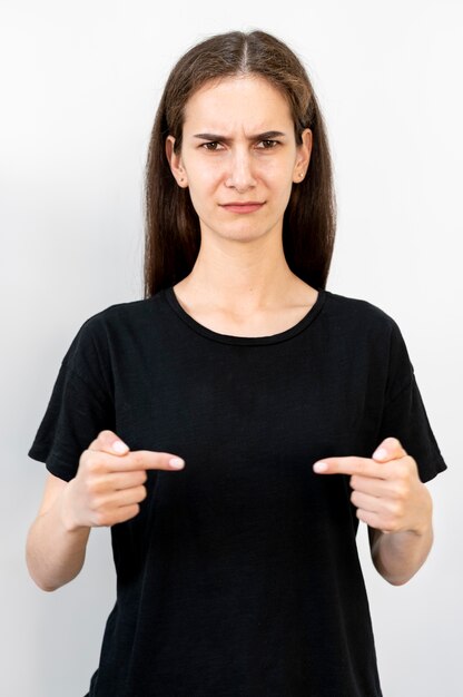 Portrait de femme enseignant la langue des signes