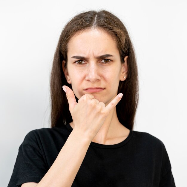 Portrait de femme enseignant la langue des signes