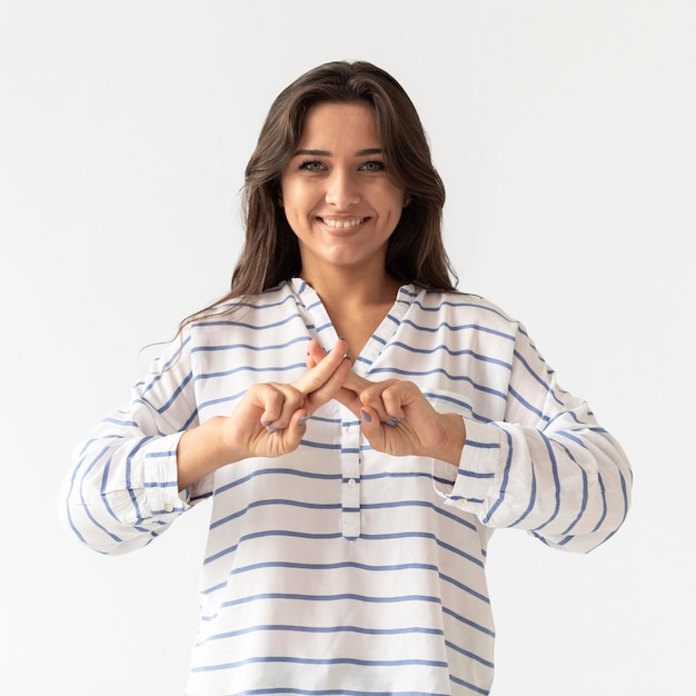 Portrait de femme enseignant la langue des signes