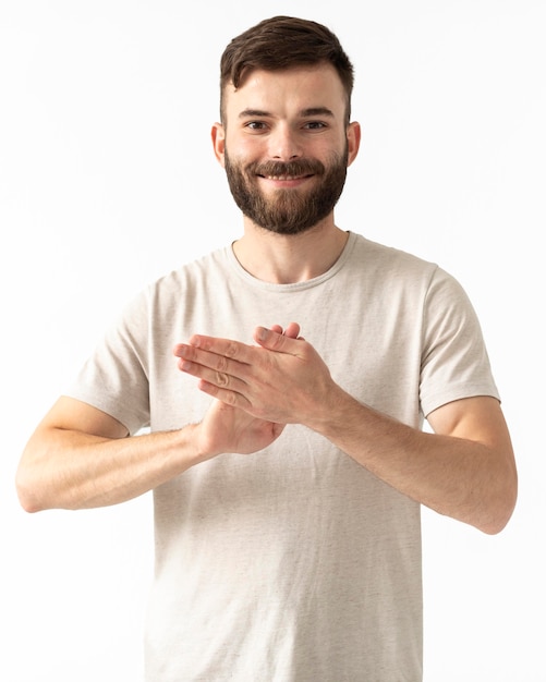 Photo gratuite portrait de femme enseignant la langue des signes