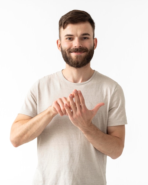 Photo gratuite portrait de femme enseignant la langue des signes