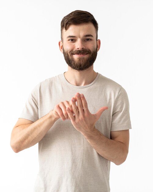 Portrait de femme enseignant la langue des signes