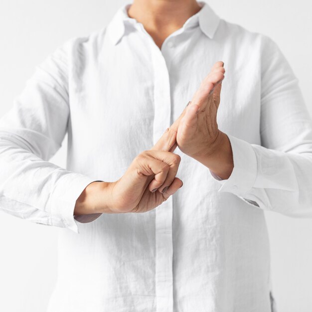 Portrait de femme enseignant la langue des signes