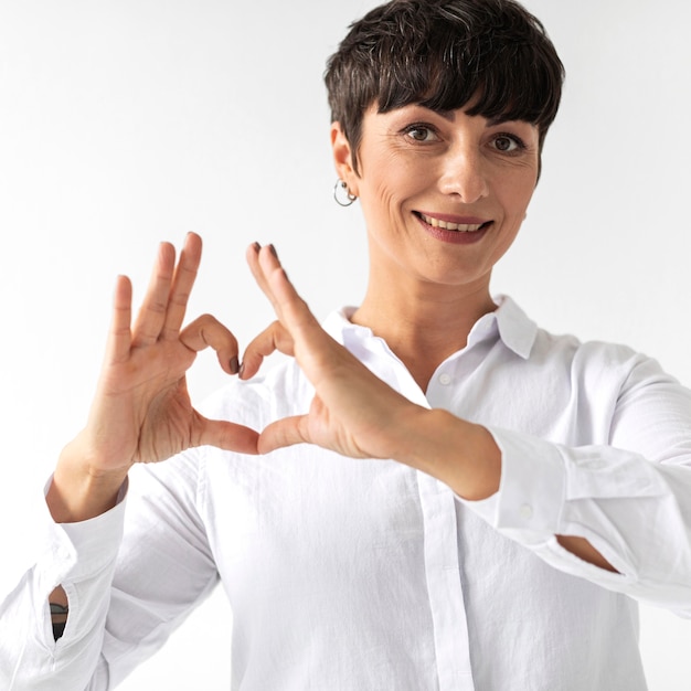 Photo gratuite portrait de femme enseignant la langue des signes