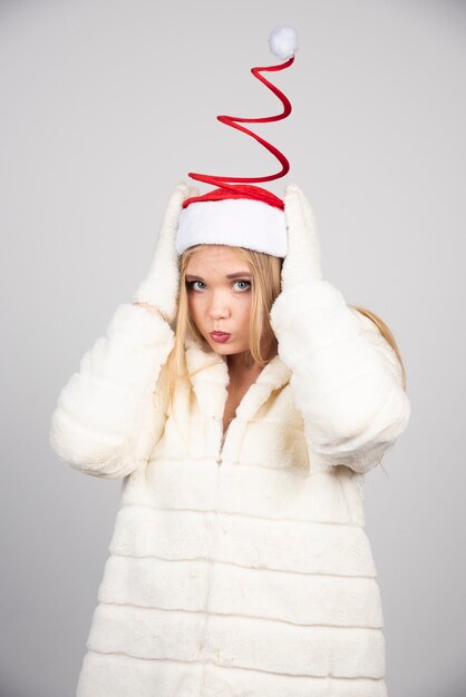 Portrait de femme essayant le bonnet de Noel.