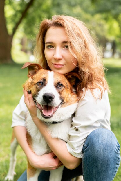 Portrait de femme étreignant son meilleur ami