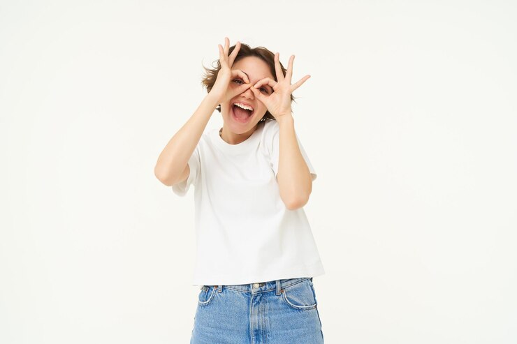 Photo gratuit portrait d'une femme européenne insouciante montrant des lunettes avec les mains sur les yeux et souriant posant dessus