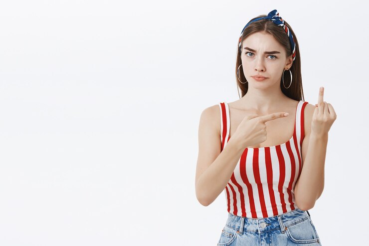 Photo gratuit portrait de femme européenne irrité et mécontent montrant l'annulaire et le pointant avec la main