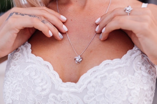 Photo gratuite portrait de femme européenne en robe de mariée portant collier et bague.