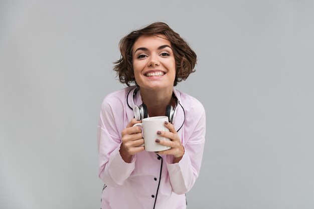 Portrait d'une femme excitée heureuse en pyjama