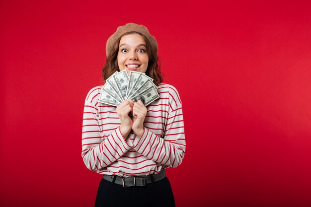 Portrait d'une femme excitée portant un béret