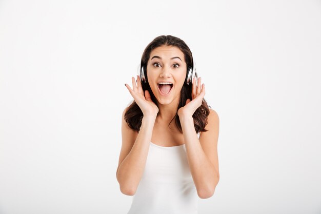 Portrait d'une femme excitée vêtue d'un débardeur