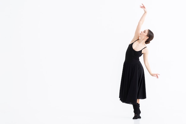 Photo gratuite portrait de femme exécutant la danse avec élégance