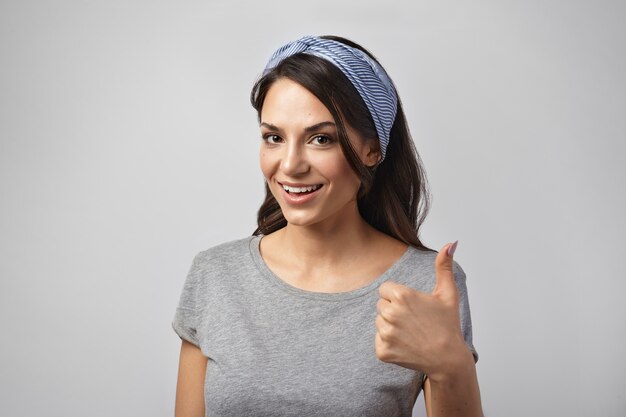 Portrait d'une femme expressive posant en studio