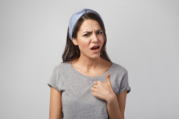 Portrait d'une femme expressive posant en studio