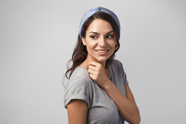 Portrait d'une femme expressive posant en studio