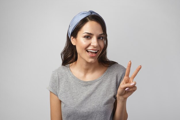 Portrait d'une femme expressive posant en studio