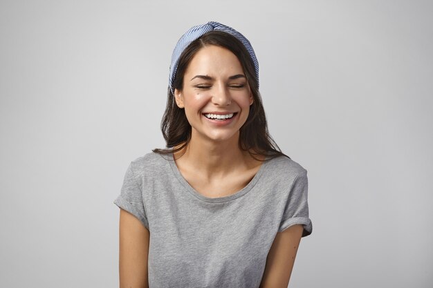 Portrait d'une femme expressive posant en studio