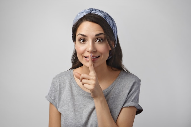 Portrait d'une femme expressive posant en studio