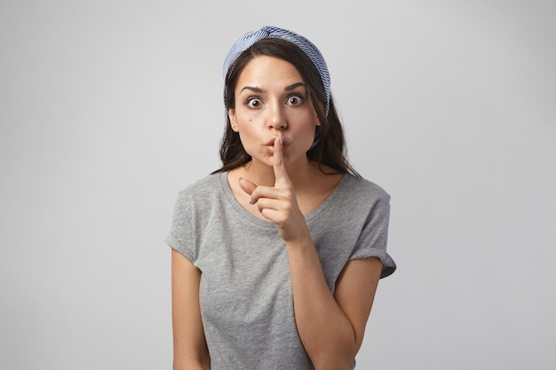 Portrait d'une femme expressive posant en studio