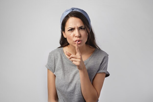 Portrait d'une femme expressive posant en studio