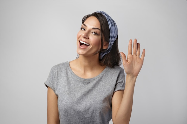 Photo gratuite portrait d'une femme expressive posant en studio