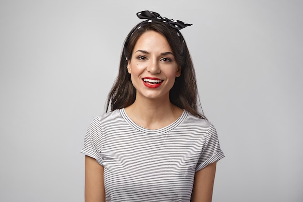 Portrait d'une femme expressive posant en studio