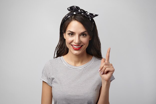 Portrait d'une femme expressive posant en studio