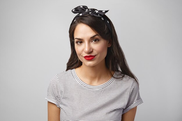 Portrait d'une femme expressive posant en studio