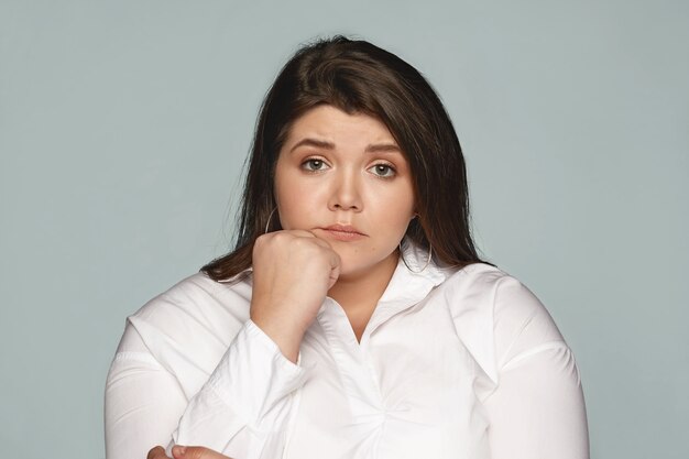 Portrait d'une femme expressive en studio