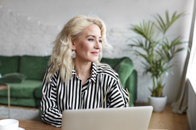 Un portrait d'une femme expressive