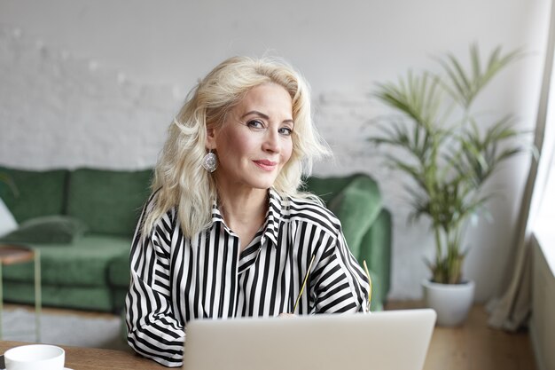 Un portrait d'une femme expressive