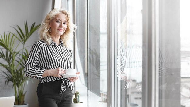 Un portrait d'une femme expressive