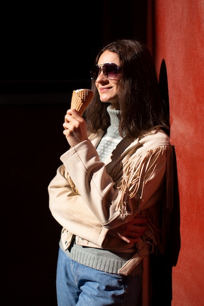 Photo gratuite portrait de femme à l'extérieur avec cornet de crème glacée