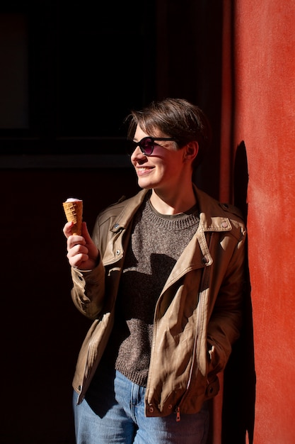 Portrait de femme à l'extérieur avec cornet de crème glacée