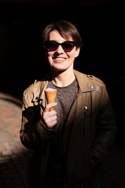 Portrait de femme à l'extérieur avec cornet de crème glacée