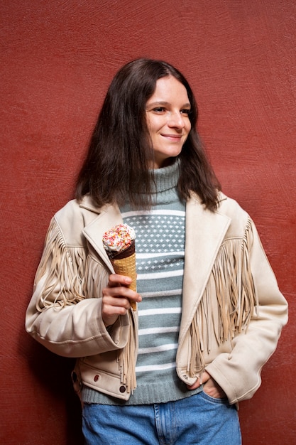 Portrait de femme à l'extérieur avec cornet de crème glacée