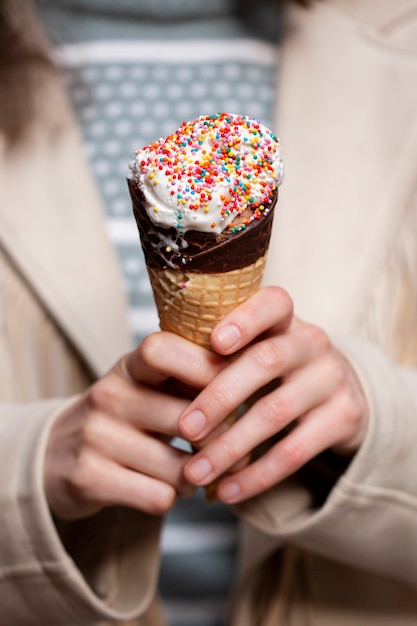 Portrait de femme à l'extérieur avec cornet de crème glacée