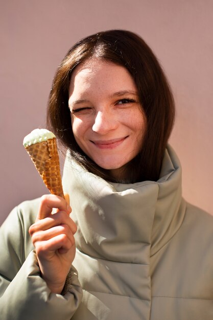 Portrait de femme à l'extérieur avec cornet de crème glacée