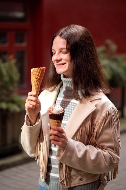 Portrait de femme à l'extérieur avec des cornets de crème glacée
