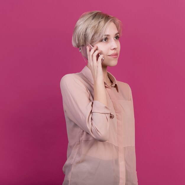 Portrait de femme faisant un appel téléphonique