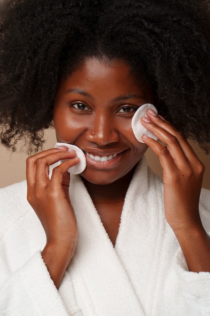 Photo gratuite portrait de femme faisant son régime de beauté et sa routine de soins de la peau