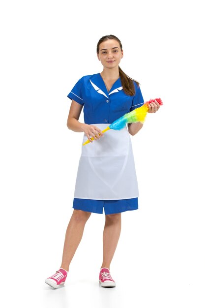 Portrait de femme faite, femme de ménage, travailleur de nettoyage en uniforme blanc et bleu isolé sur blanc