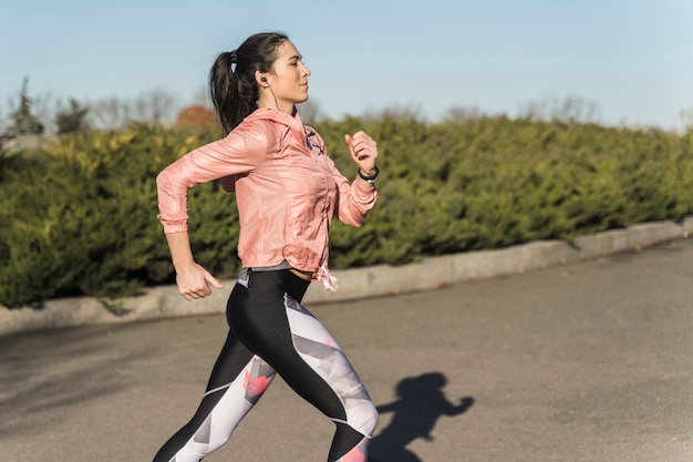 Portrait de femme fit faire du jogging dans le parc