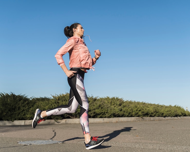 Photo gratuit portrait de femme fit faire du jogging en plein air