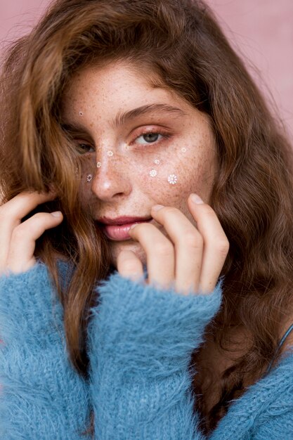 Portrait de femme avec des fleurs blanches sur son visage